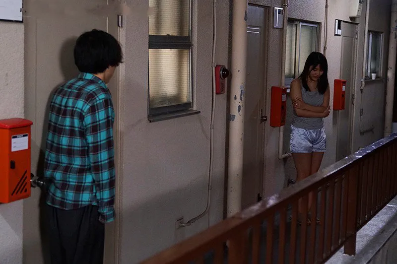 Bí mật vụng trộm với người phụ nữ hàng xóm cãi nhau bị người chồng đuổi ra cửa