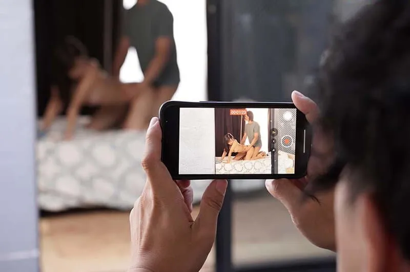 Quay lén em học sinh nữ ở căn hộ đối diện lén lút quên đóng cửa sổ để tống tình