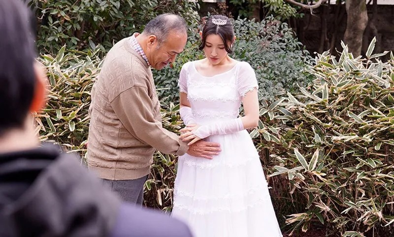 Chồng quá yếu, người vợ dù yêu nhưng vẫn thường trả bài với bố anh xã đến có thai