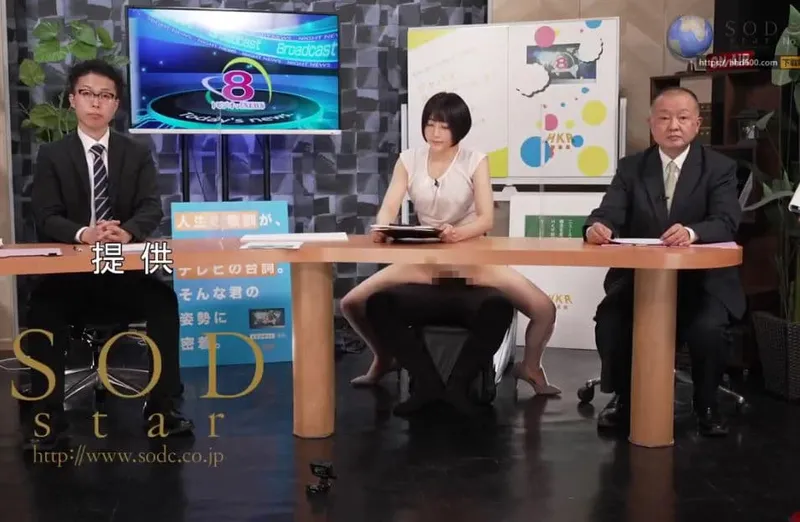 Nữ biên tập viên vừa trả bài vừa dẫn chương trình truyền hình