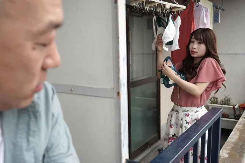 Gã nhà kề bên chuyên soi mói và cặp bà xã ông chồng thường xuyên rên la quá to